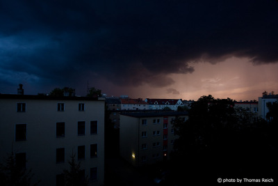 Dunkle Regenwolken (Nimbostratus) über Berlin