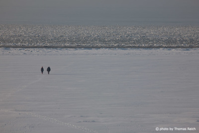 Spaziergänger am Kniepsand im Winter