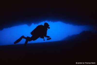Silhouette eines Tauchers in der Buracona Höhle, Sal, Kapverden