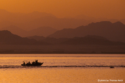 Silhouette Beduinen Fischerboot im Roten Meer, Aegypten
