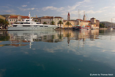 Ort Riva in Trogir, Kroatien