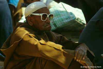 Menschen im Souk von Marrakesch