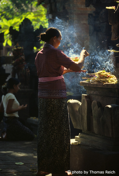 Opfergaben und Gebete im Tempel,  Bali