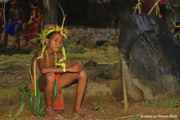 Junge vor Tanzauftritt auf Insel Yap
