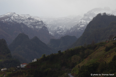 Verschneite Gipfel auf Madeira