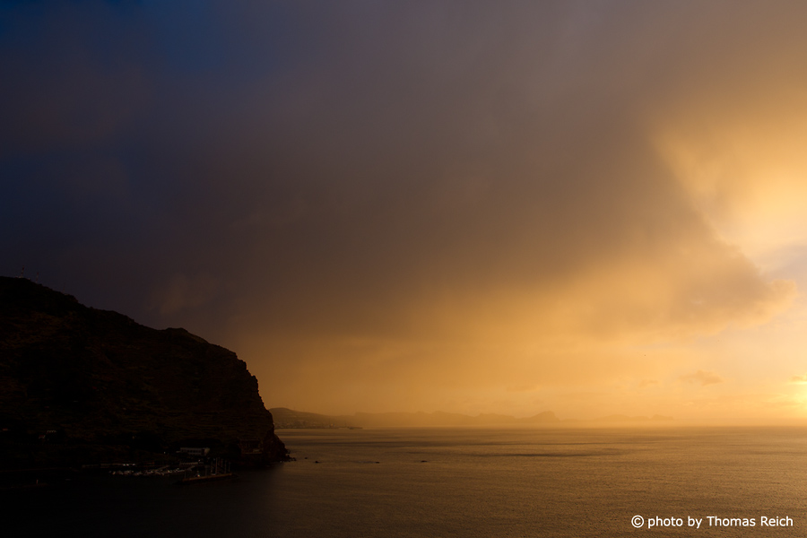 Sonnenaufgänge am Meer mit Regenwolken, Machico, Madeira