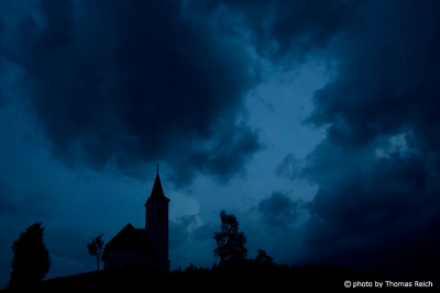 Silhouette der Kirche Sveti Duh, Podolševa, Logarska dolina Slowenien
