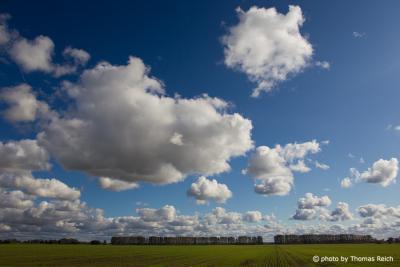 Weiße Wolken über Landwirtschaftliche Fläche
