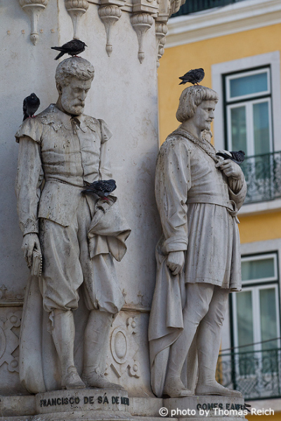Tauben auf Statuen in Lissabon