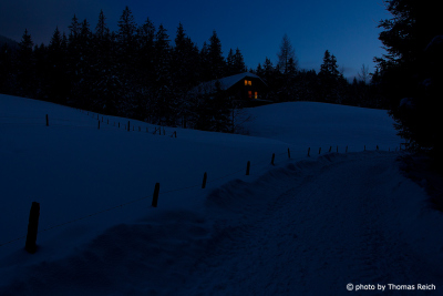Berghütte im Winter bei Nacht