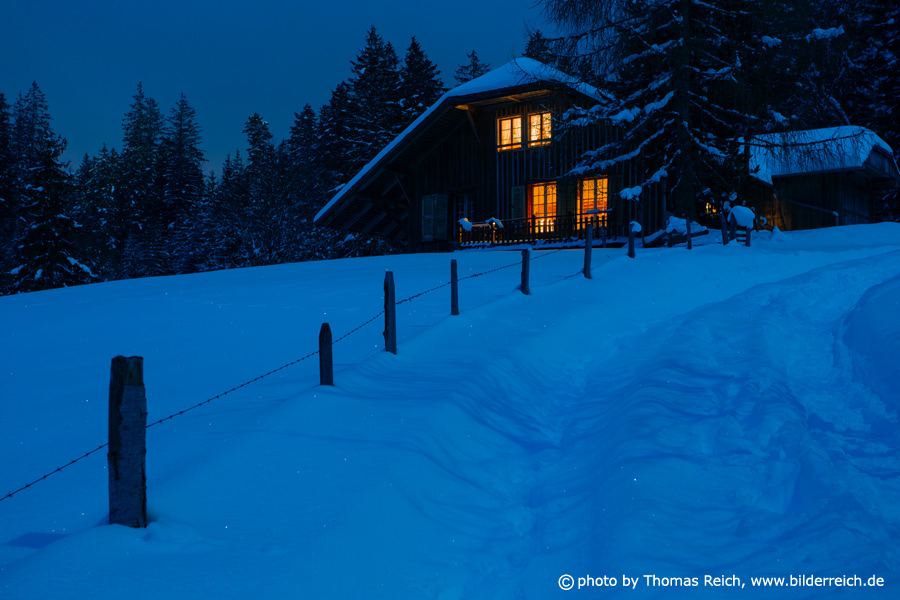 Romantische Berghütte im Winter