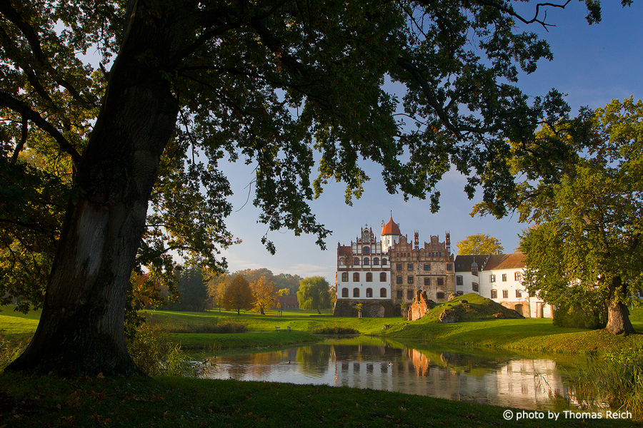 Lennépark, Weiher und Schloss Basedow