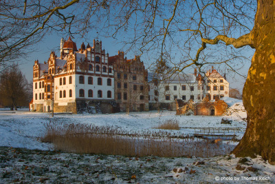Schloss Basedow und Reste der Hauptburg im Winter