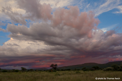 Roter Abendhimmel in Namibia