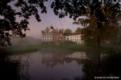 Schlossanlage Basedow mit Lenné Park