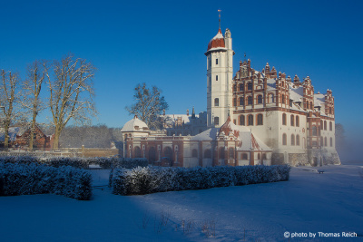 Winterliche Schlossanlage Basedow mit blauem Himmel