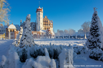 Schloss Basedow mit Schnee und blauem Himmel