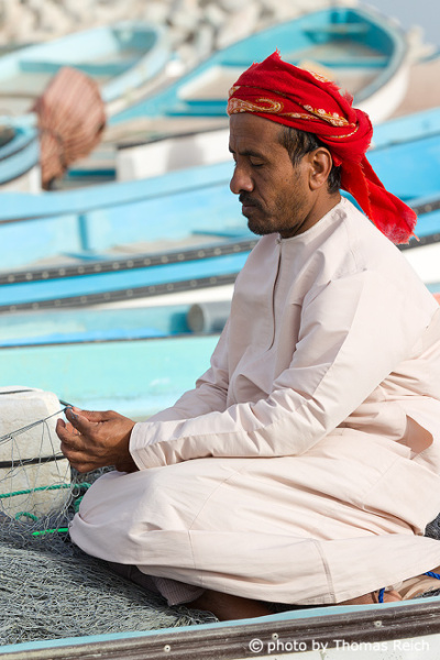 Fischermann flickt sein Netz, Oman