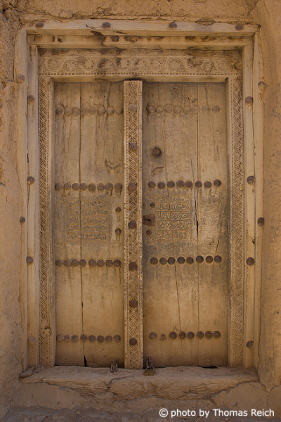 Geschnitzte Holztür, Lehmsiedlung Al Hamra, Oman