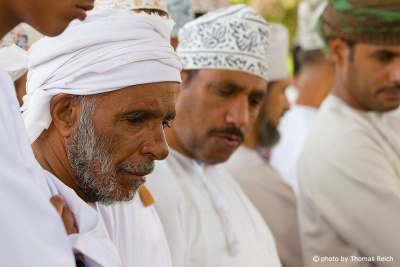 Potenzielle Käufer, Viehmarkt in Nizwa, Oman