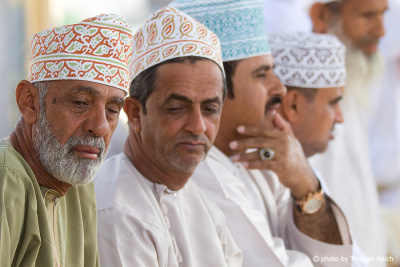 Omanis auf dem Viehmarkt in Nizwa, Oman