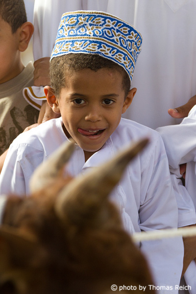 Kleiner Junge am Viehmarkt, Oman