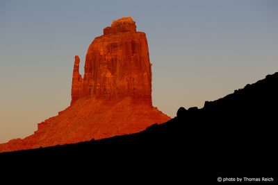 Monument Valley mit rotem West Mitten Butte Sonnenaufgang