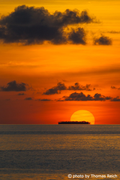 Sonnenuntergang hinter Insel, Huvadhoo Atoll, Malediven