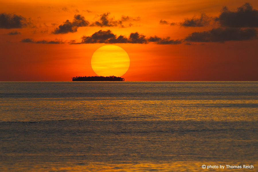 Insel vor Sonnenuntergang Malediven