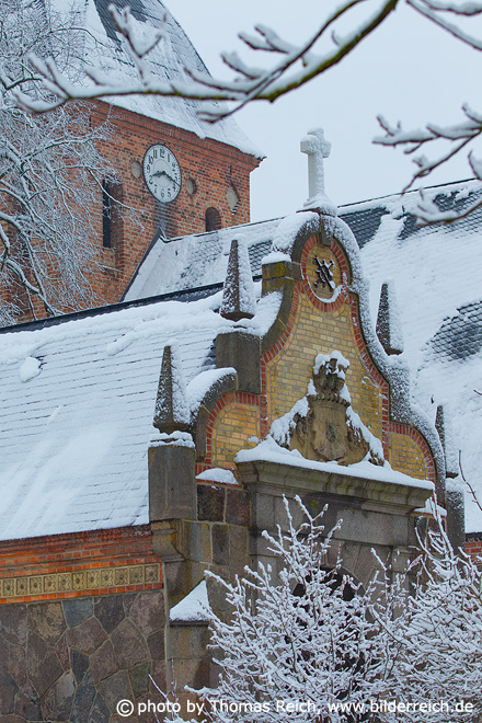Dorfkirche mit Mausoleum Bristow im Winter,  Mecklenburg-Vorpommern