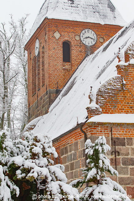Verschneite Kirche in Bristow, Mecklenburgische Schweiz