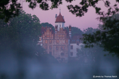 Schloss Basedow mit rosa Abendhimmel