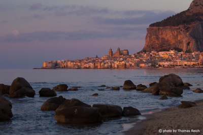 Sonnenuntergang Stadt und Strand Cefalù Sizilien