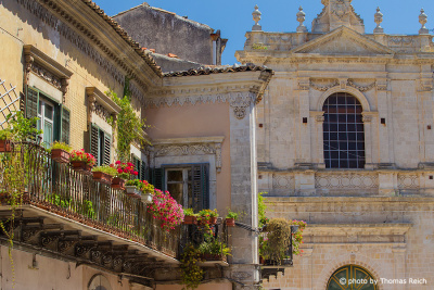Balkone und Blumen in Stadt auf Sizilien