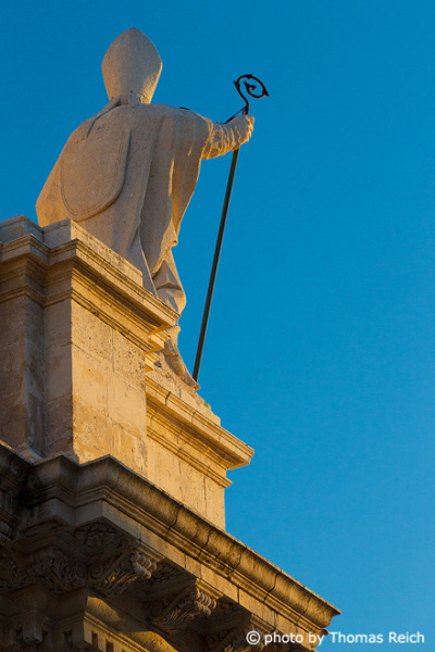 Statue cathedral Syrakus Sicily