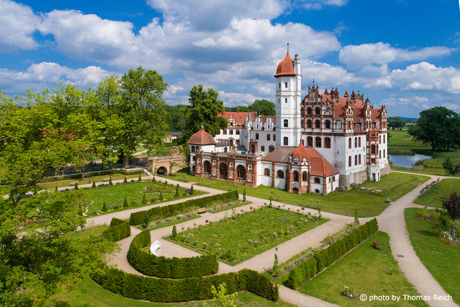 Schloss Basedow mit Rosengarten