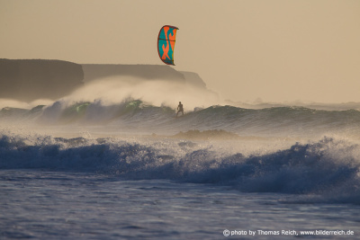 Kite Surfen in großen Wellen