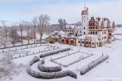 Schloss Basedow im Winter mit Schnee