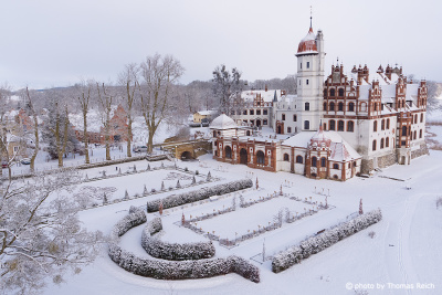 Schloss Basedow und Rosengarten mit Schnee