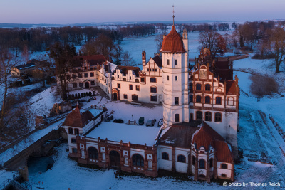 Luftbild Schloss Basedow im WInter