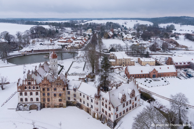 Luftaufnahme Basedow Schloss im Winter