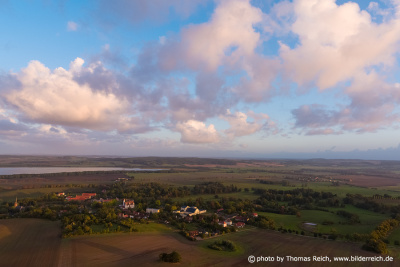 Dorf Basedow und Wolken aus der Luft