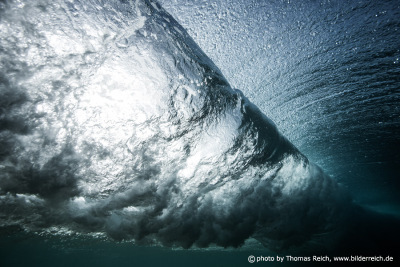 Welle und Sonne unterwasser fotografiert