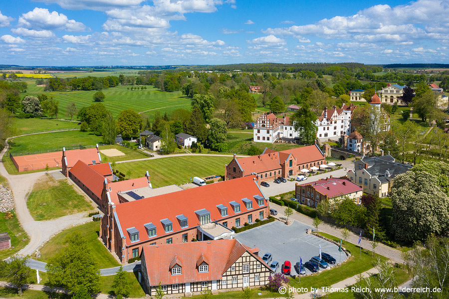 Farmer Hotel, Basedow castle and stables
