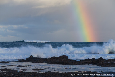 Regenbogen über den Wellen