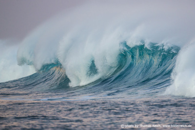 Brechende Wellen im atlantischen Ozean