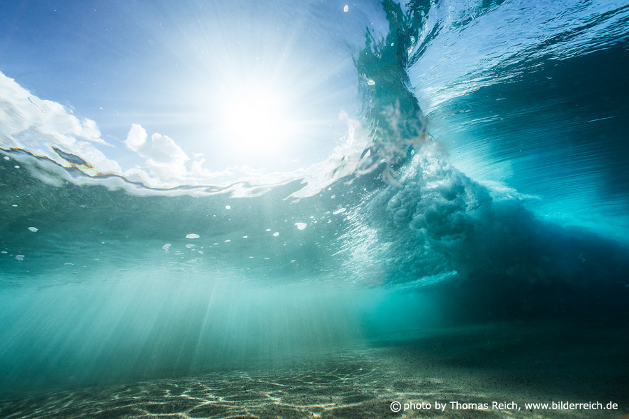Welle unter Wasser Sonnenlicht