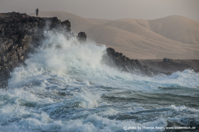 Große Wellen prallen an die Küste
