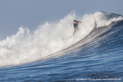 SUP Surfer in großer Welle