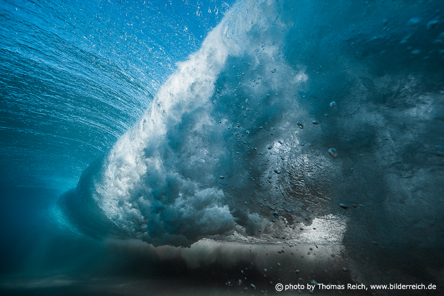 Atemberaubend - Welle unter Wasser